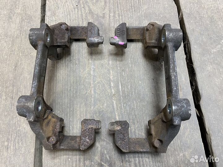 Скобы переднего суппорта Passat B5,B5+ VAG 288 mm