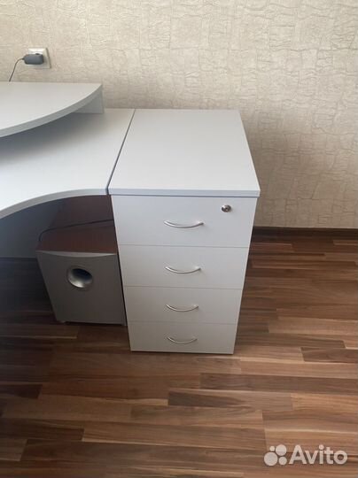 Стол и стеллаж