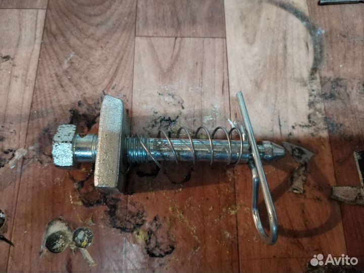 Антистук с фиксатором для фаркопа