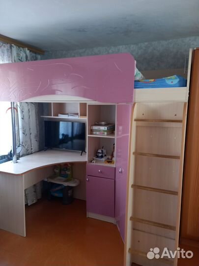 Детская кровать чердак со столом и шкафом
