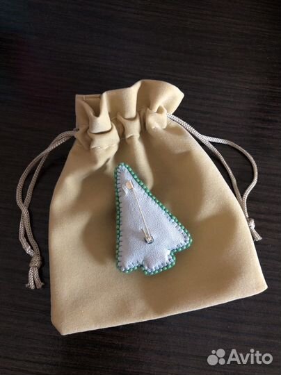 Брошь из бисера ручной работы «Ёлочка»