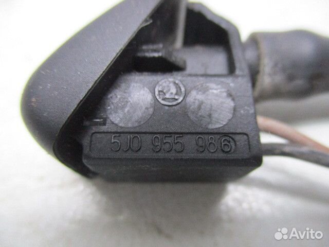 Форсунка омывателя левая Skoda Octavia 2 (A5)