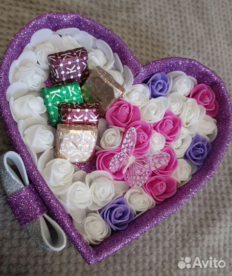 Композиции из конфет и роз из фоамирана