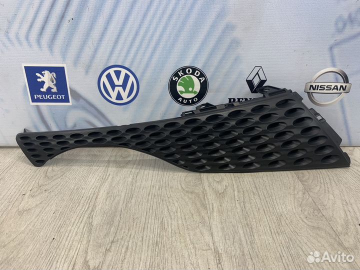 Решетка радиатора Nissan juke F15 Прав