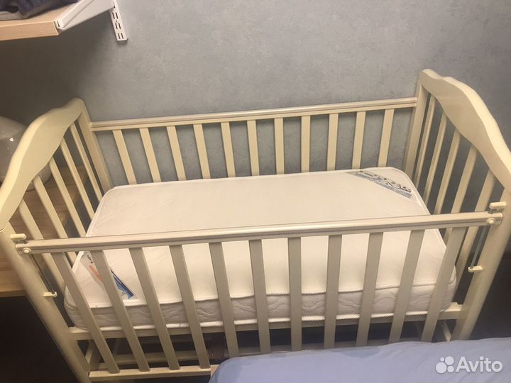 Детская кроватка с продольным маятником