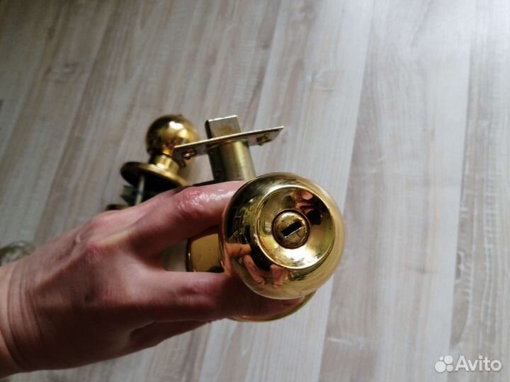 Замок с ручками