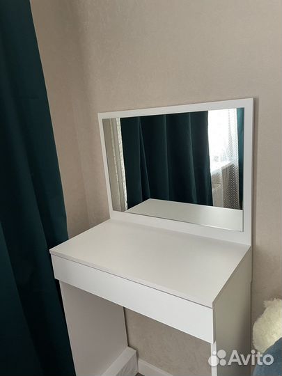 Туалетный столик с зеркалом