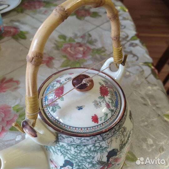 Фарфоровый чайник