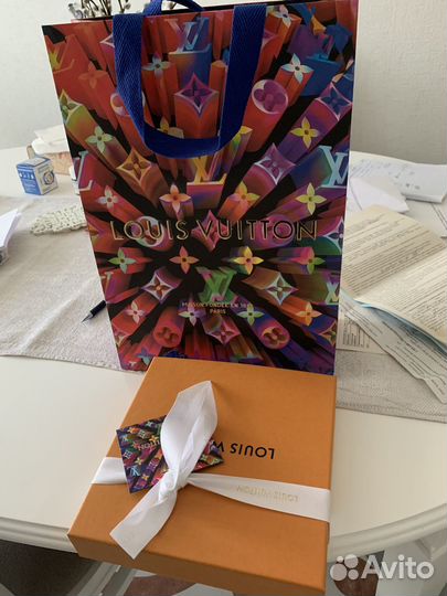 Коробка louis vuitton,есть подарочный покет.20х20