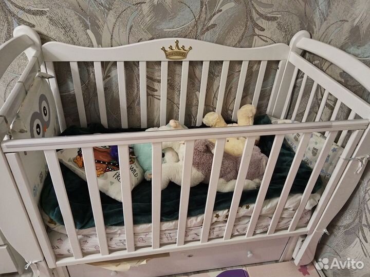 Детская кроватка с маятником и ящиком