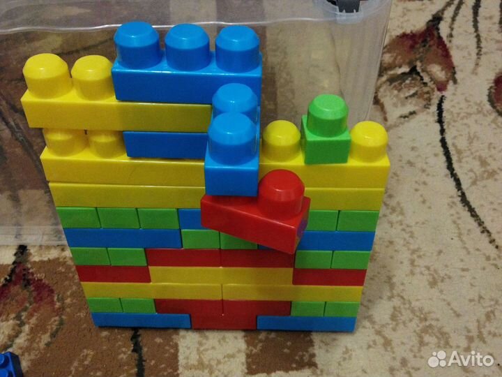 Конструктор детский и сухой бассейн