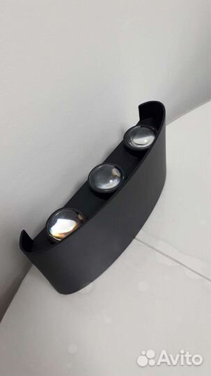 Настенный современный светильник