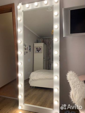 Гримерное зеркало с лампами
