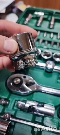 Набор ключей и головок для автомобиля