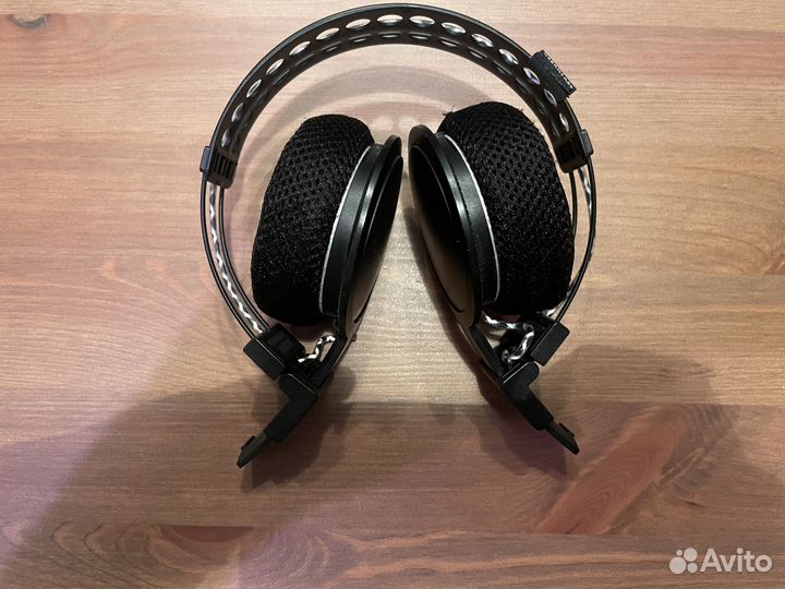 Беспроводные наушники urbanears hellas