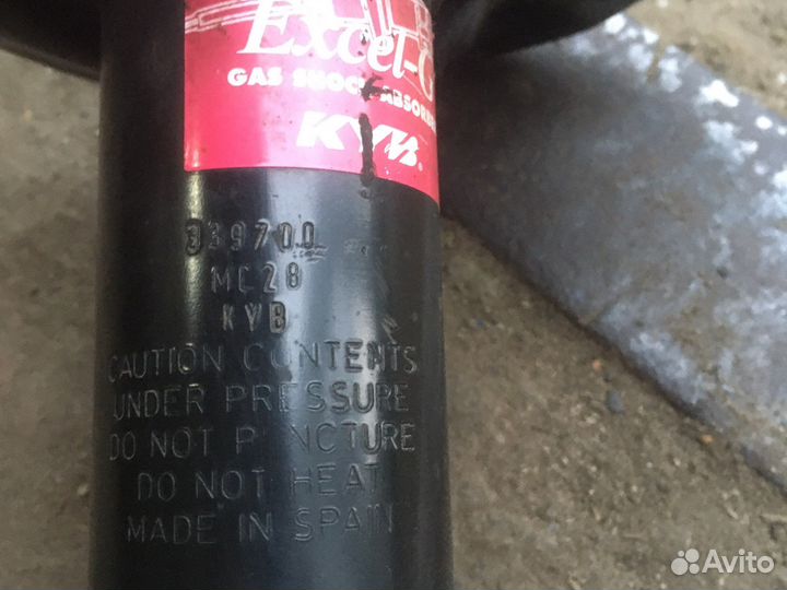 Амортизатор передний правый Тайота Кролла Аурис