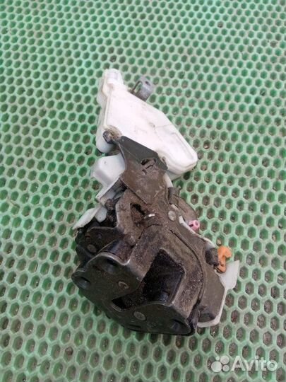 Замок двери задний правый Nissan Primera