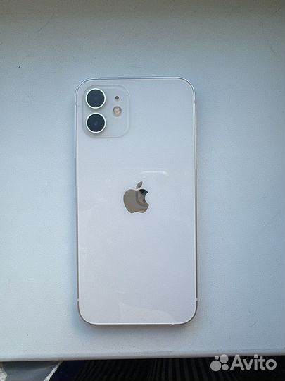 Телефон iPhone 12