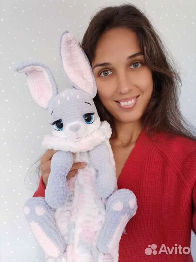 Вязаная игрушка пижамница зайка