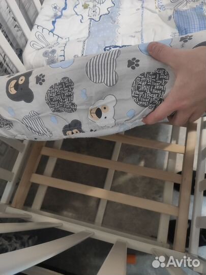 Детская кроватка с маятником
