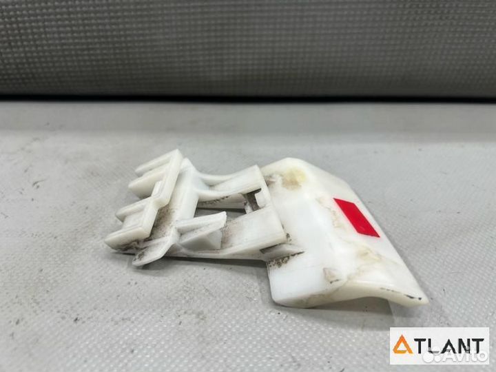 Крепление бампера задняя правая toyota prius