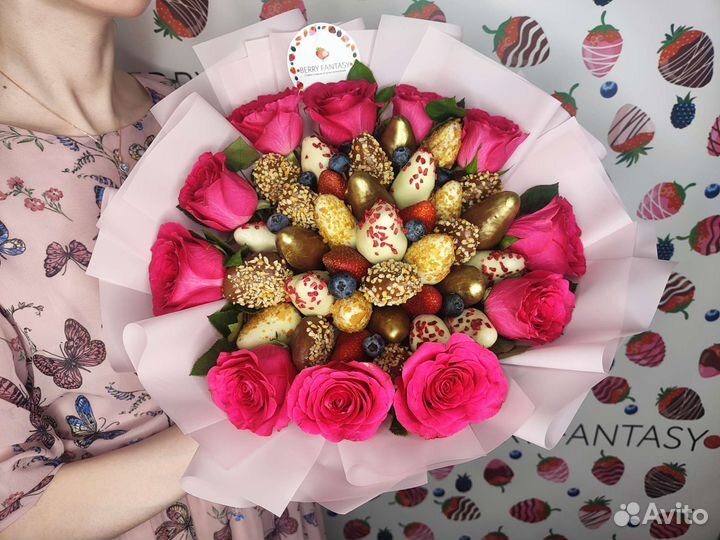 Клубника в шоколаде с цветами