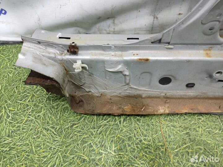 Центральная стойка кузова правая Nissan Tiida