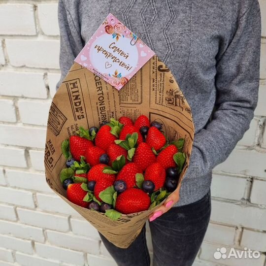 Ароматный букет из клубники голубики и мяты