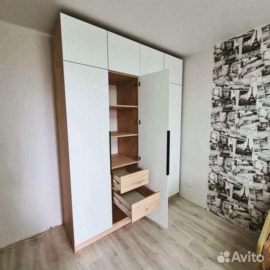 Книжный шкаф