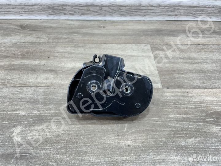 Замок правой сдвижной двери Transporter T5 / Caddy