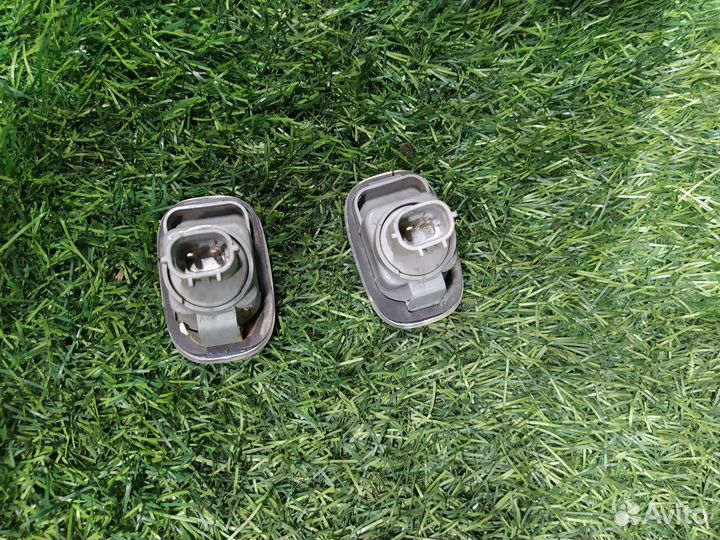 Повторитель на крыло белый Toyota Avensis T250