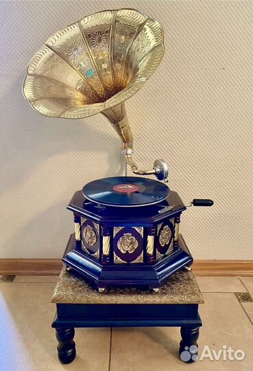 Граммофон с трубой