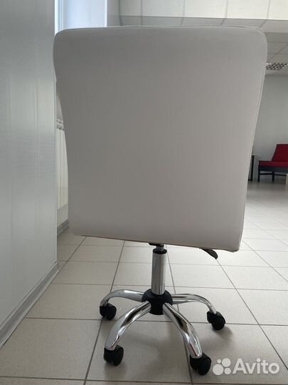 Стул для мастера маникюра на колесиках