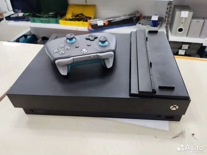Игровая приставка Xbox One X 1Tb(схи)