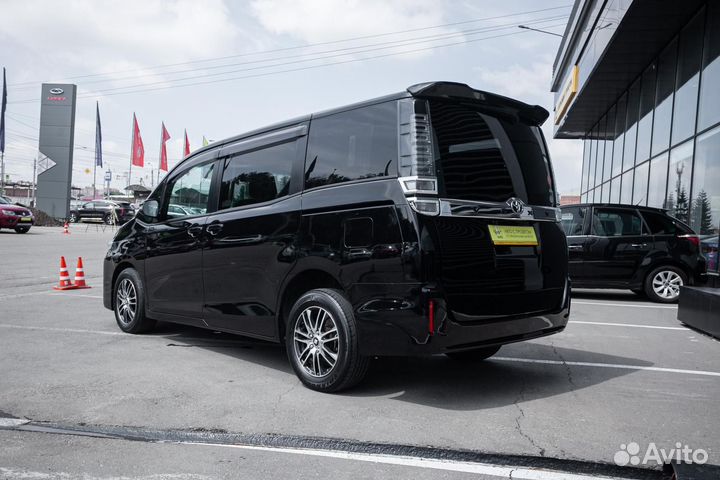 Toyota Voxy 2.0 CVT, 2017, 243 500 км
