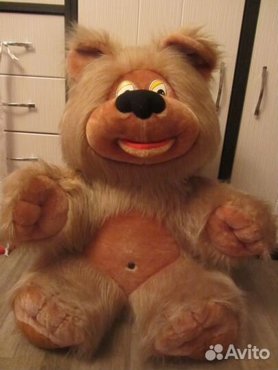 Большой плюшевый медведь