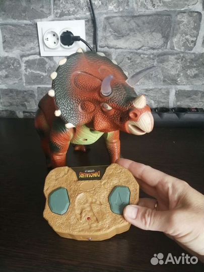 Динозавр Трицератопс на радиоуправлении