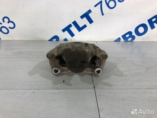 Суппорт передний правый nissan juke 1.6 мт