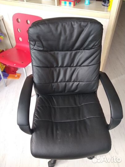 Кресло офисное черное кожаное