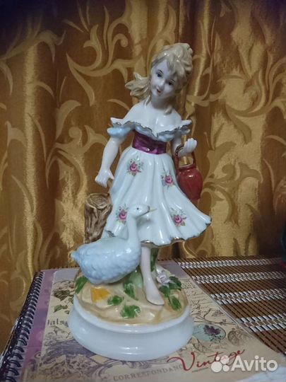 Статуэтка фарфоровая Девушка с гусем