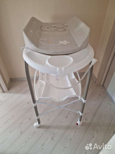 Детская ванночка с подставкой и пеленальным столом