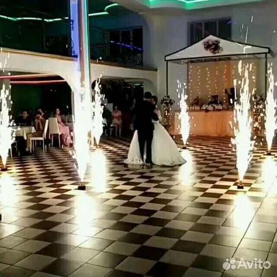 Тяжелый дым, холодные фонтаны, конфети