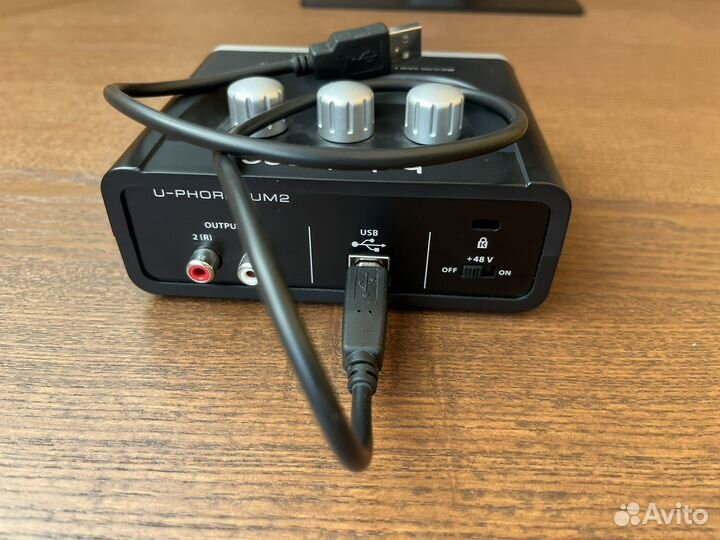 Звуковая карта Behringer UM2