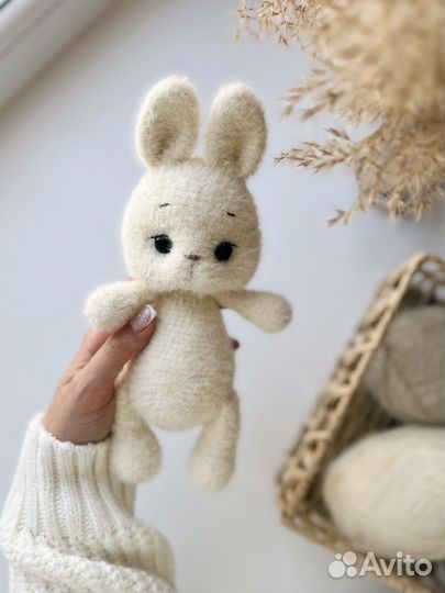 Вязаная игрушка зайка