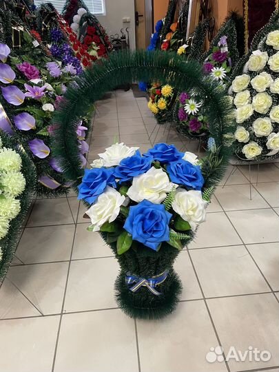 Ритуальные венки и корзины на кладбище