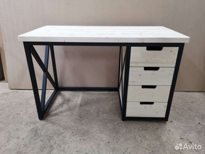 Компьютерный стол в стиле лофт