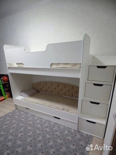 Кровать двухьярусная