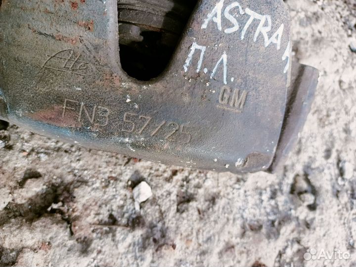 Тормозной суппорт передний левый Opel Astra H