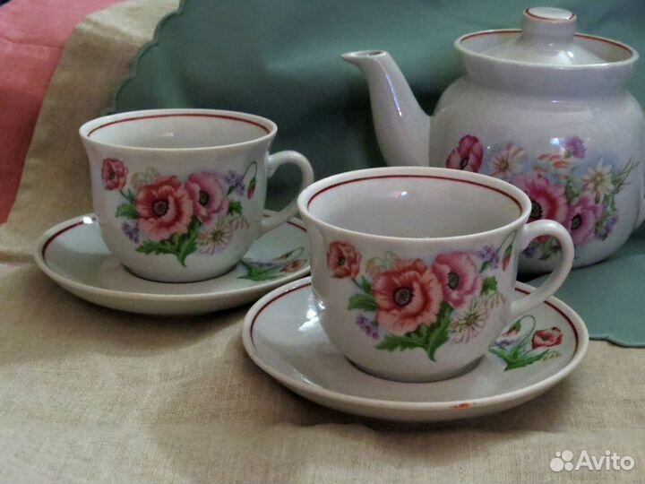 Заварочный чайник и чашки с блюдцами
