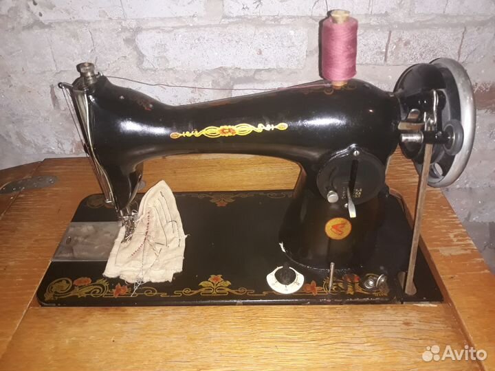 Швейная машинка с ножным приводом